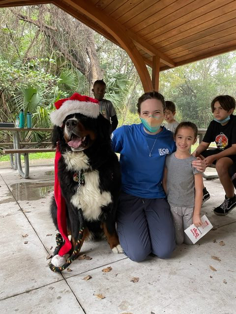Apollo enjoy the kids at Arch Creek Park for Christmas | Ale Ramos Therapy Animals