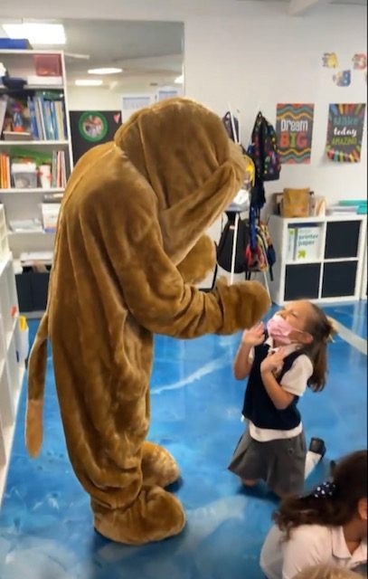 Apollo visits Loyola School | Ale Ramos Therapy Animals