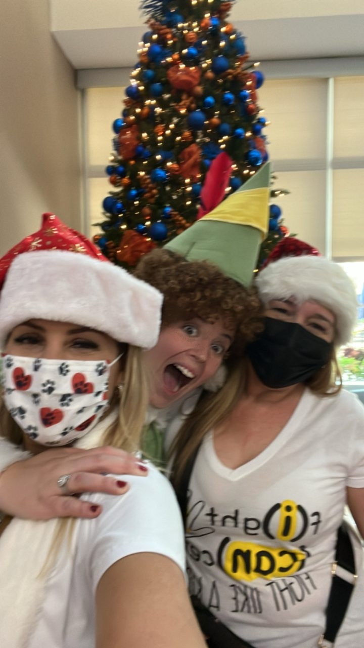 Kendall Regional Hospital Christmas visit | Ale Ramos Therapy Animals