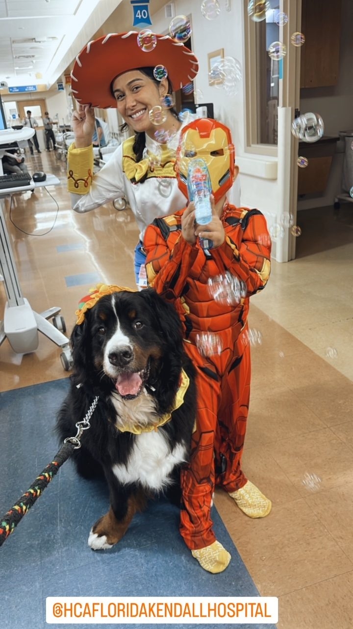 Kendall Regional Hospital - Halloween visit by Apollo | Ale Ramos Therapy Animals