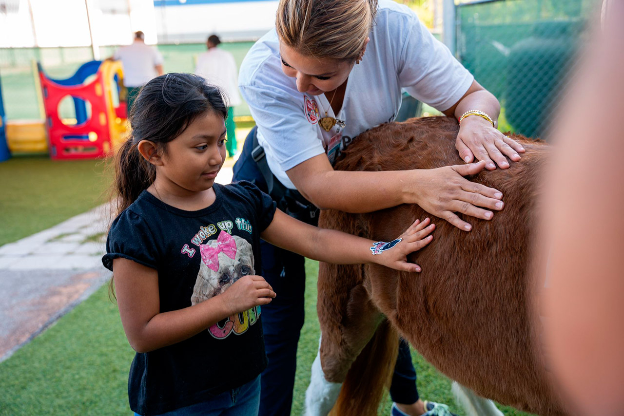 Pegasus visit Patches - PPEC | Ale Ramos Therapy Animals