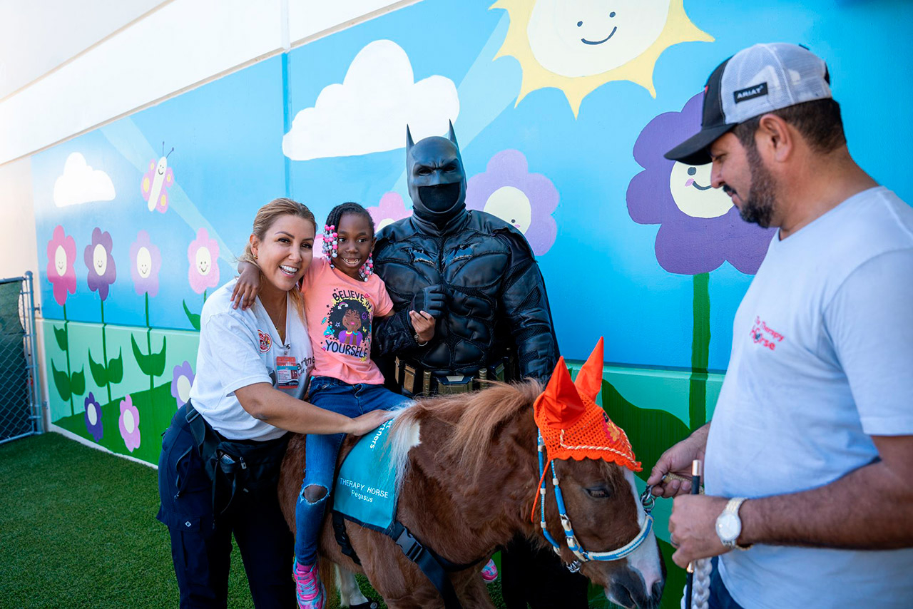 Pegasus visit Patches - PPEC | Ale Ramos Therapy Animals