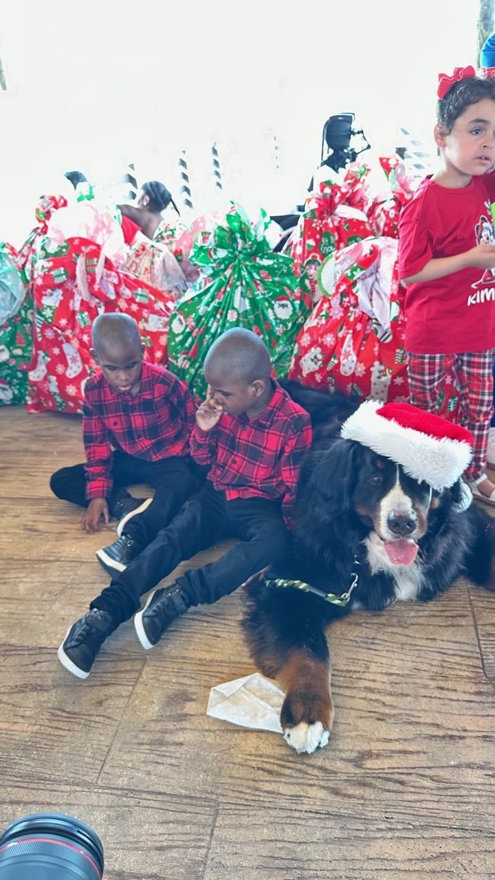 Santa Paws at Big Bear Academy | Ale Ramos Therapy Animals
