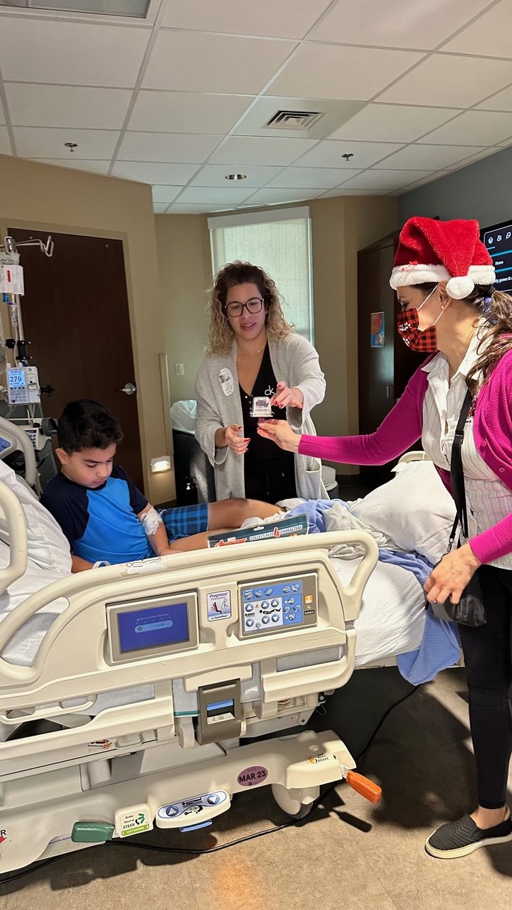Santa Paws at Kendall Regional Hospital | Ale Ramos Therapy Animals