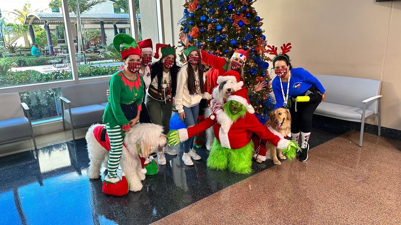 Santa Paws at Kendall Regional Hospital | Ale Ramos Therapy Animals