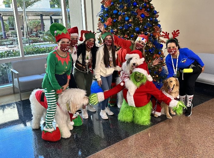 Santa Paws at Kendall Regional Hospital | Ale Ramos Therapy Animals