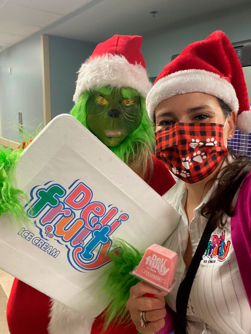 Santa Paws at Kendall Regional Hospital | Ale Ramos Therapy Animals