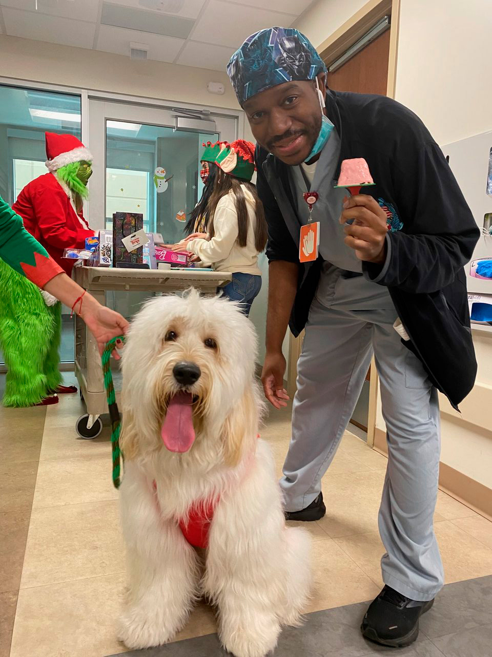 Santa Paws at Kendall Regional Hospital | Ale Ramos Therapy Animals