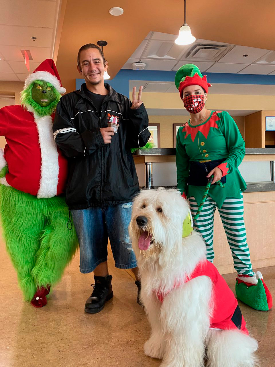 Santa Paws at Kendall Regional Hospital | Ale Ramos Therapy Animals