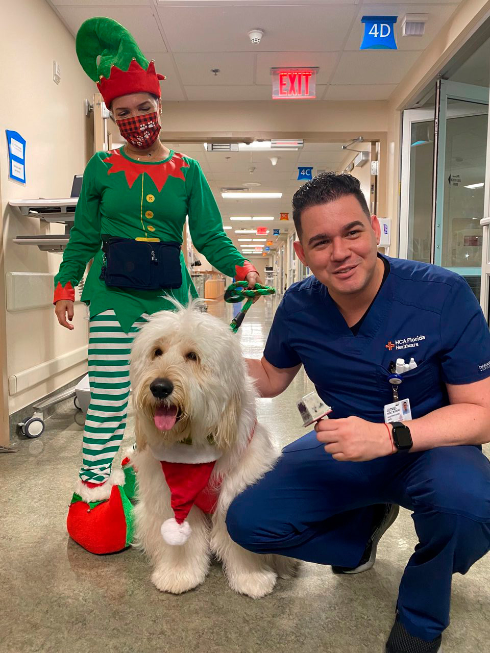 Santa Paws at Kendall Regional Hospital | Ale Ramos Therapy Animals