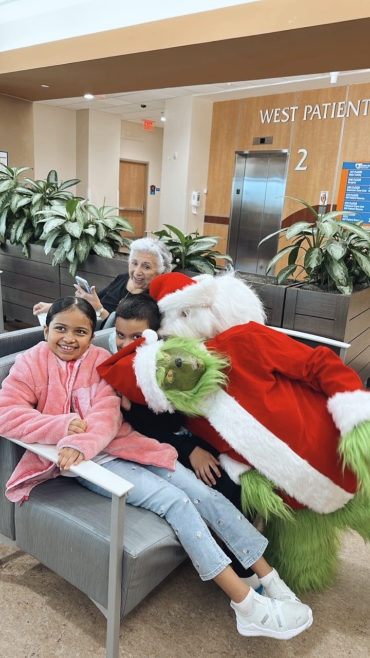 Santa Paws at Kendall Regional Hospital | Ale Ramos Therapy Animals