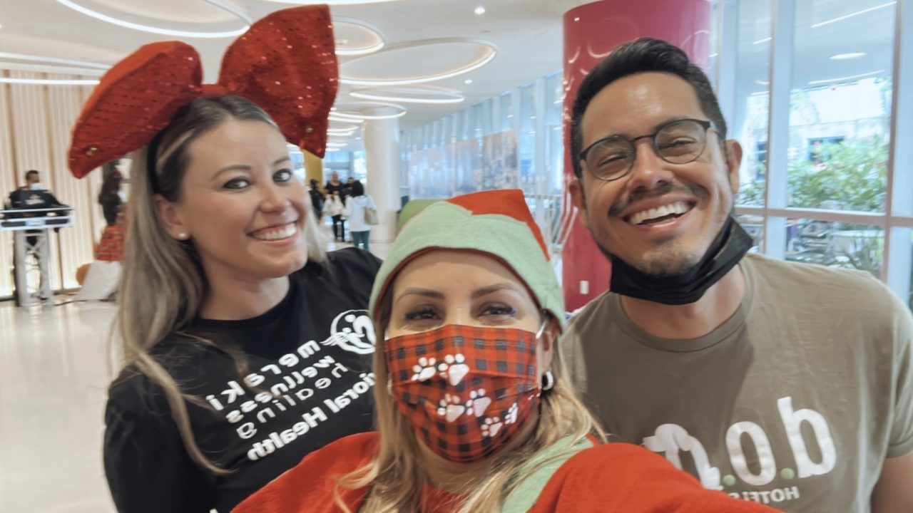 Santa Paws at Nicklaus Children’s Hospital | Ale Ramos Therapy Animals