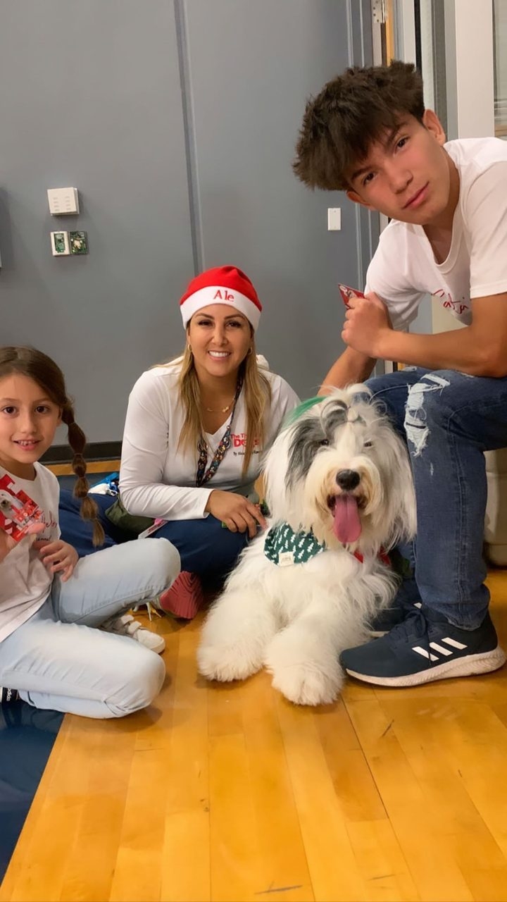 Santa Paws at Nicklaus Children’s Hospital | Ale Ramos Therapy Animals