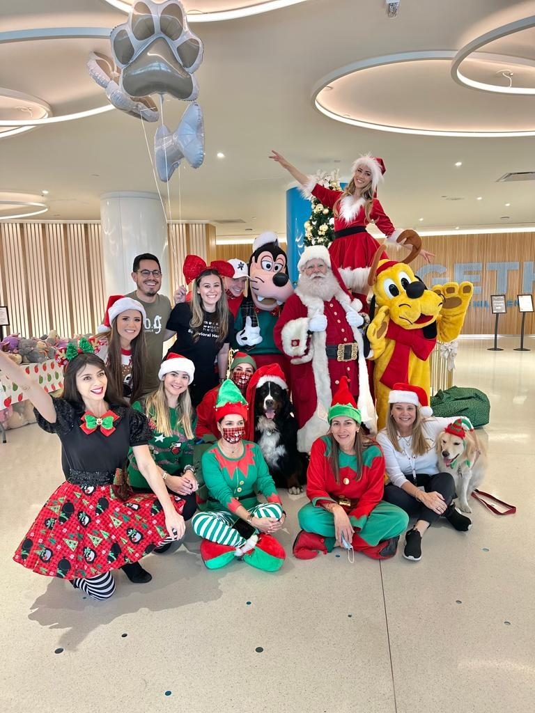 Santa Paws at Nicklaus Children’s Hospital | Ale Ramos Therapy Animals