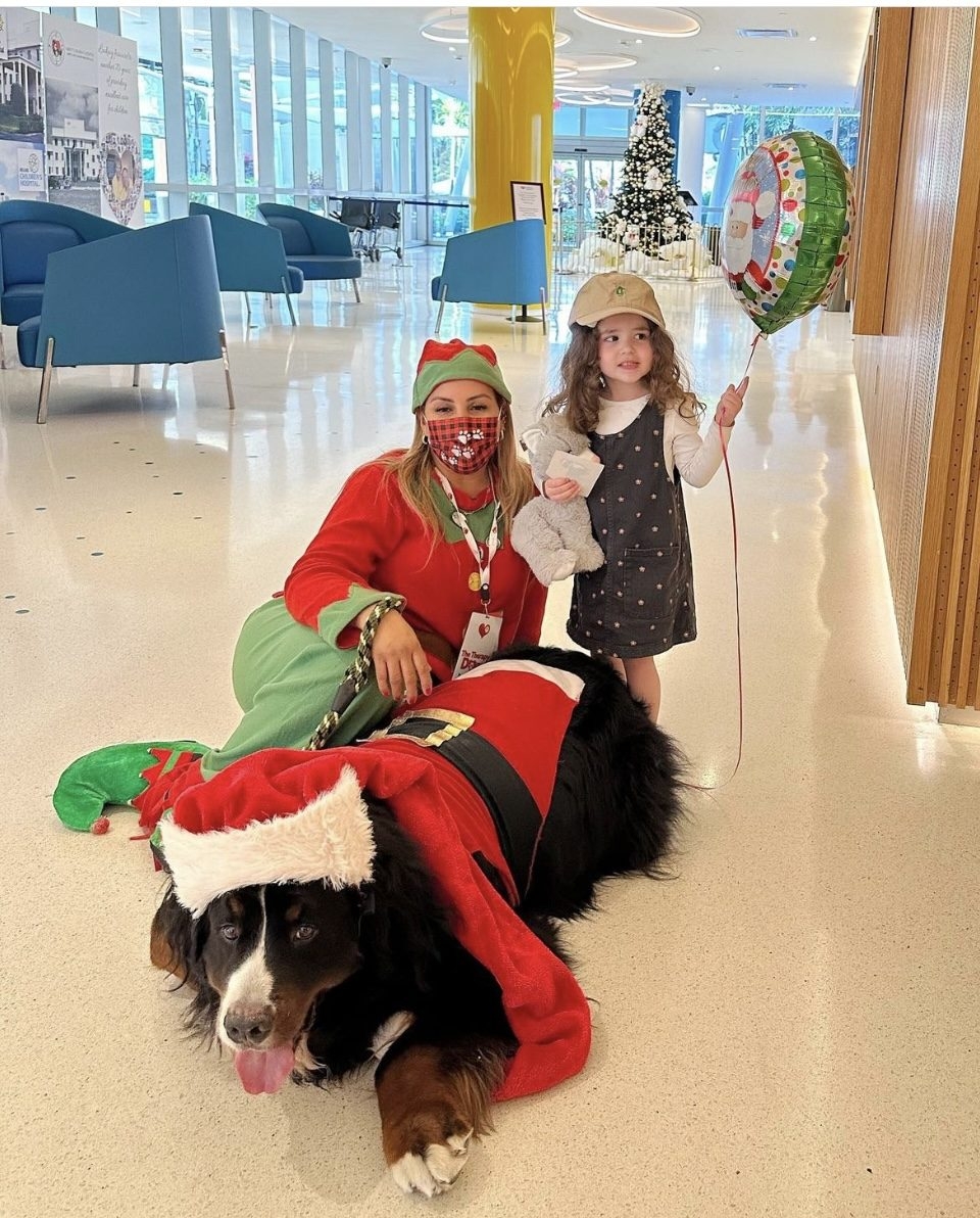 Santa Paws at Nicklaus Children’s Hospital | Ale Ramos Therapy Animals