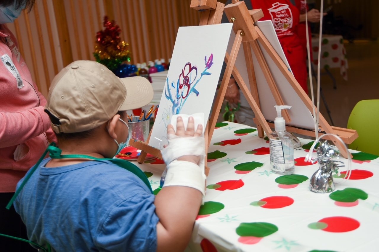 Santa Paws at Nicklaus Children’s Hospital | Ale Ramos Therapy Animals