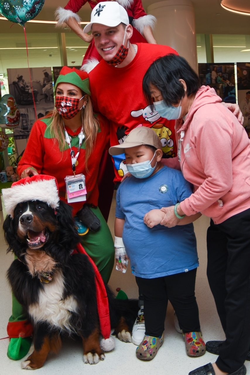 Santa Paws at Nicklaus Children’s Hospital | Ale Ramos Therapy Animals