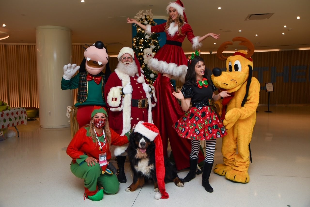 Santa Paws at Nicklaus Children’s Hospital | Ale Ramos Therapy Animals