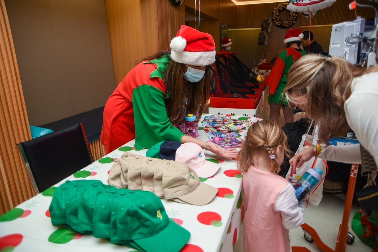 Santa Paws at Nicklaus Children’s Hospital | Ale Ramos Therapy Animals