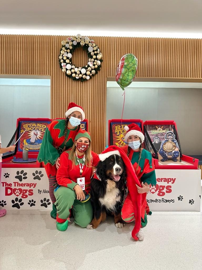 Santa Paws at Nicklaus Children’s Hospital | Ale Ramos Therapy Animals