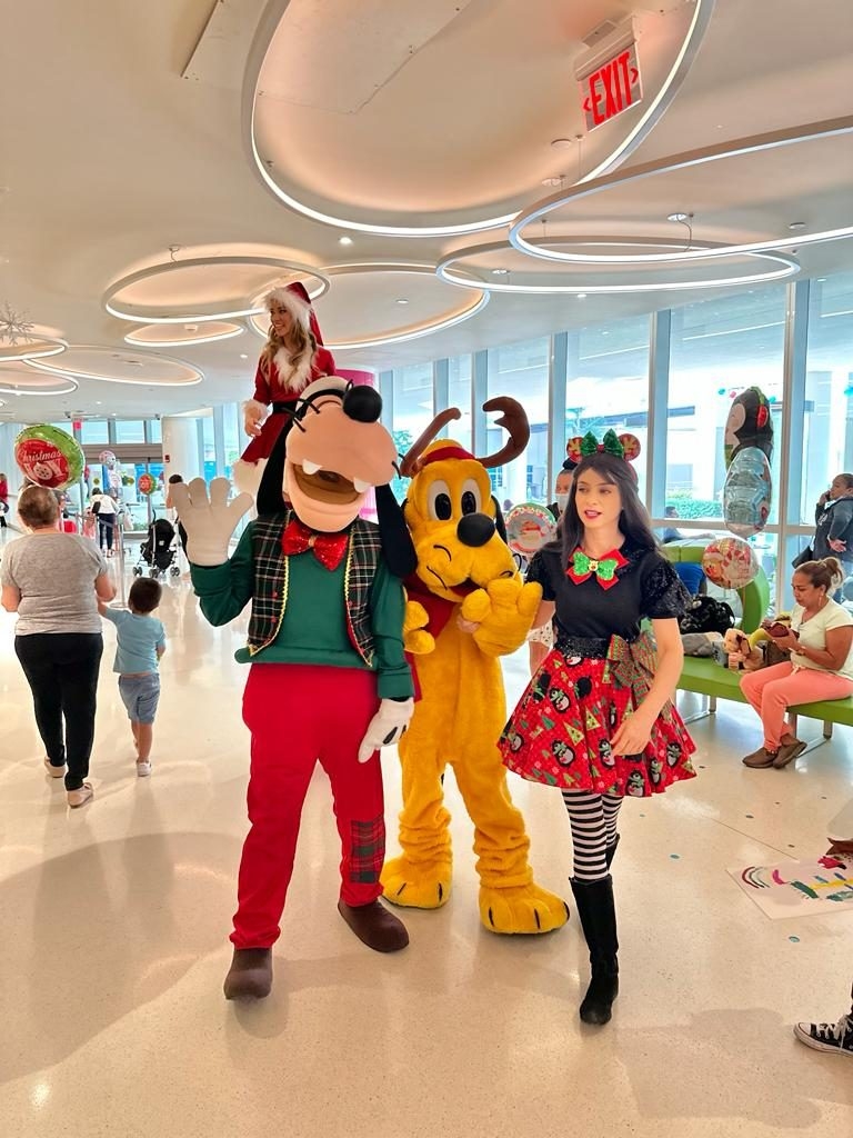 Santa Paws at Nicklaus Children’s Hospital | Ale Ramos Therapy Animals