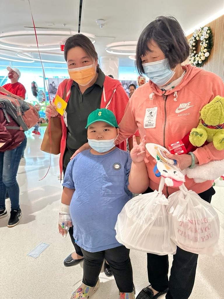 Santa Paws at Nicklaus Children’s Hospital | Ale Ramos Therapy Animals