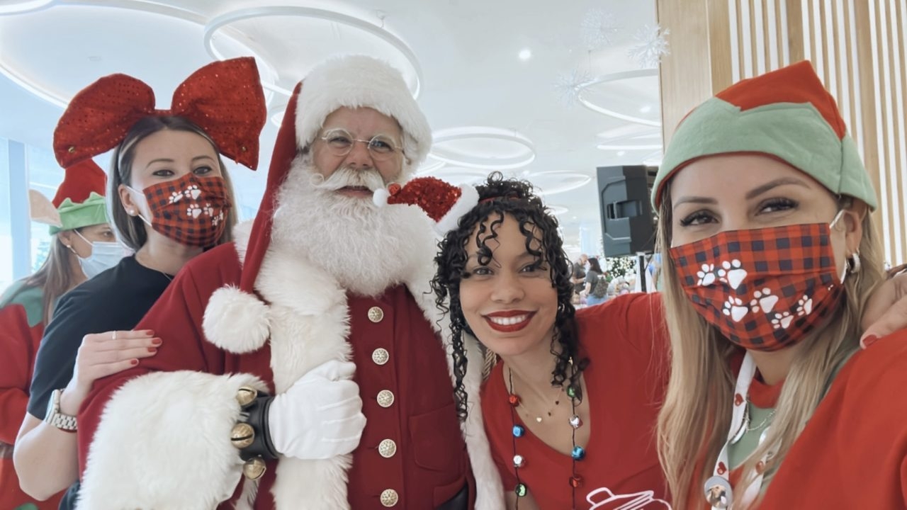 Santa Paws at Nicklaus Children’s Hospital | Ale Ramos Therapy Animals