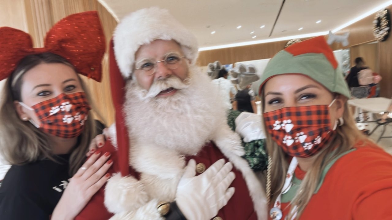Santa Paws at Nicklaus Children’s Hospital | Ale Ramos Therapy Animals